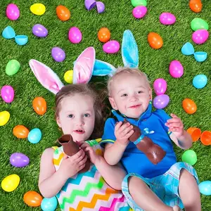 Set di decorazioni per feste di Pasqua giocattoli per bambini forniture di piccole uova di plastica colorate mini regalo di guscio d'uovo dipinto di Pasqua