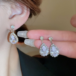 Ensemble collier et boucles d'oreilles clous 2 pièces en cristal et strass, style Feng Shui goutte d'eau, incrusté de zircon, luxe léger, personnalisé et élégant - Product Image 3