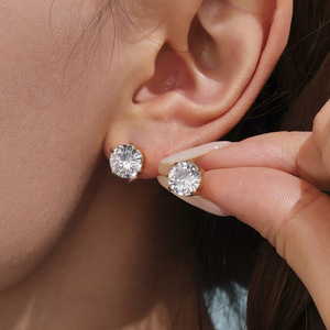 Petites boucles d'oreilles à clous, zircone cubique taillée avec précision, boucles d'oreilles hypoallergéniques en acier inoxydable pour plusieurs piercings - Product Image 4