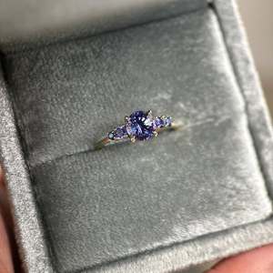 Bague en or jaune 18 carats avec saphir bleu naturel et accent de diamant saphir |   Saphir bleu rond de 6 mm |   Bague romantique pour fête de mariage - Product Image 4