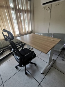 Escritorio de Oficina Moderno y Duradero, Forma Rectangular, Patas de Metal, Mesa de Conferencias para Espacio de Trabajo Profesional o Configuración de Oficina en Casa - Product Image 4