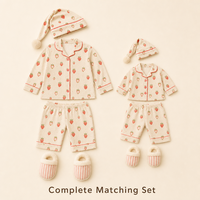 Ours en peluche de 40 cm avec pyjama assorti à imprimé fraises pour fille, vêtements de poupée personnalisés OEM ODM en matériau PU