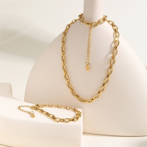 Vente en gros de collier et bracelet double en acier inoxydable plaqué or 18 carats, chaîne cubaine personnalisée - Product Image 2