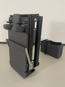 Reformer de Pilates pliable et portable avec roues de transport, en <span class=keywords><strong>alliage</strong></span> d'aluminium durable, pour une utilisation en studio de Pilates, offrant des bienfaits pour la santé - Product Image 2