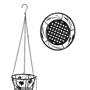 Pot de fleurs suspendu en métal rustique avec chaîne et motif de feuilles pour utilisation en jardin - Product Image 3