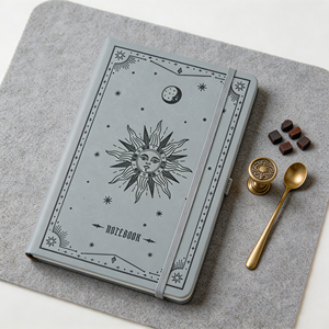 Carnet à couverture rigide avec motif rétro soleil, lune et étoiles, format A6, avec bande élastique, pages intérieures pour notes quotidiennes et journalisation - Product Image 4