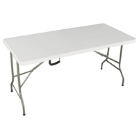 Ensemble table et chaises pliantes portables en plastique au design moderne, en HDPE blanc, pliables et empilables, pour événements extérieurs à Dubaï