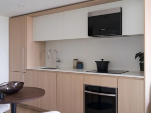 Meubles <span class=keywords><strong>de</strong></span> <span class=keywords><strong>cuisine</strong></span> contemporains en chêne naturel laminé blanc bicolore, design modulaire moderne <span class=keywords><strong>pour</strong></span> projet résidentiel - Product Image 2