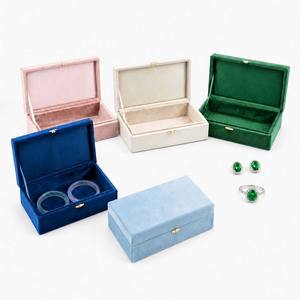 Boîte de rangement à bijoux en velours haut de gamme avec logo personnalisé pour bracelets, colliers et bracelets, idéale pour les propositions de mariage - Product Image 1