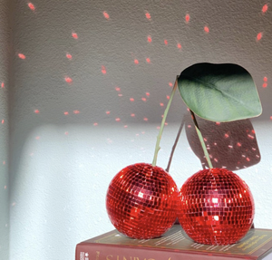 2025 le <span class=keywords><strong>plus</strong></span> chaud cerise Disco boule décor créatif rouge miroir lumière ornement mignon fruit en forme de décoration de noël pour <span class=keywords><strong>les</strong></span> coins de fête - Product Image 3