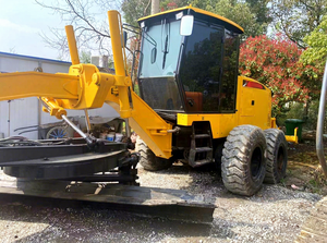 Niveleuse d'occasion fiable avec moteur SDEC de 140 kW et poids opérationnel de 16 tonnes, idéale pour la construction routière et la préparation des chantiers - Product Image 5