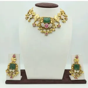 Conjunto de Collar y Pendientes de Oro Inspirado en el Patrimonio con Piedra Verde y Detalles Intrincados - Product Image 1