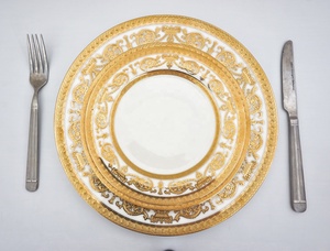Juego de Vajilla de Porcelana Fina de Baviera, 108 Piezas, con Relieve Dorado de Lujo - Product Image 2