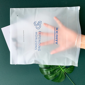 Sacs à fermeture éclair d'emballage en plastique biodégradable mat/givré personnalisé, Sacs de maillot de bain T-shirt Sacs de vêtements à fermeture éclair avec logo - Product Image 6