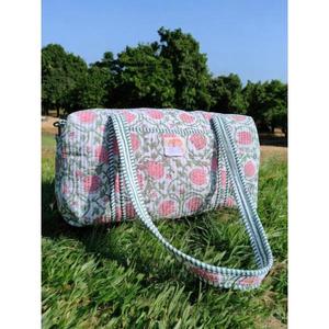 Bolsa de Lona Acolchada de Algodón Hecha a Mano, Interior Espacioso y Ligero, Diseño Duradero con Elegante Estampado en Bloques, Perfecta para el Fin de Semana - Product Image 1