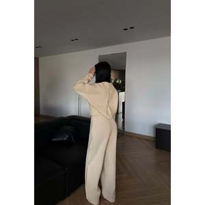 Ensemble de survêtement confortable en nylon coupe-vent imprimé grande taille pour l'hiver, décontracté, à capuche, manches courtes avec logo en strass - Product Image 1