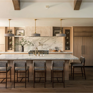 Armoire minimaliste à cadre fin de style Shaker, équipée d'un éclairage intégré, en chêne blanc brillant profond et avec un vitrine en verre sur mesure. - Product Image 5