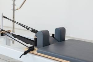 Máquina de <span class=keywords><strong>Pilates</strong></span> <span class=keywords><strong>Reformer</strong></span> de Aleación de Aluminio Blanca con Torre - Product Image 4