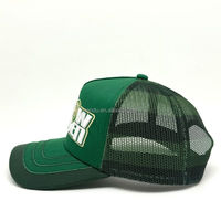Gorra Trucker de Malla Verde Bosque con Bordado de Texto Contorneado Multicolor Personalizado al por Mayor