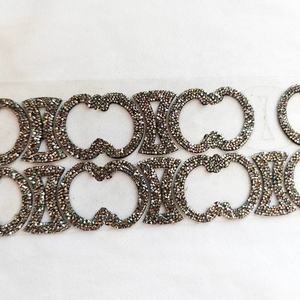 高品質 クリスタル ダイヤモンド 光沢ブラックレター バッジ 工場カスタム ラインストーン Tシャツ用 熱転写ラベル - Product Image 5