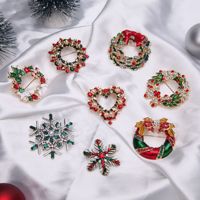 Vente en gros 2023 broche de noël bonhomme de neige père noël botte guirlande bijoux de mode cadeaux de vacances broches de décoration de noël