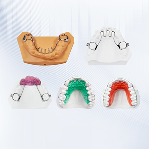 Retenedor Dental Ortodóntico Removible de Acrílico Clase II Hawley con Arco Labial y Cierre Personalizable Hecho en China - Product Image 1