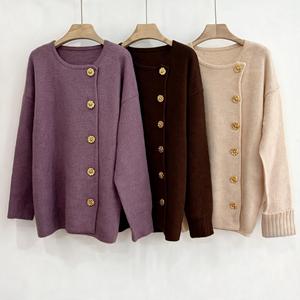 Maglione Corto da Donna Oversize di Alta Qualità con Collo Rotondo, Bottoni Dorati, Maniche Svasate e Cintura in Vita, in Misto Lana Lavorato a Maglia - Product Image 2
