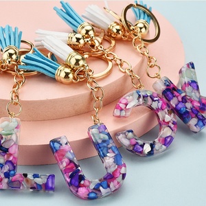 Vente en gros de 26 breloques en résine avec lettres de l'alphabet anglais scintillantes, style girly, <span class=keywords><strong>porte</strong></span>-clés avec pompon - Product Image 2