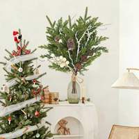 Décoration de Noël en pin véritable, 35 cm, avec pommes de pin, baies blanches et clochettes pour l'aménagement de verdure festive, vente en gros