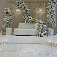 Rangée de fleurs artificielles blanches et vertes style forêt pour allée de mariage, arrangement floral pour décoration d'arche et de fond