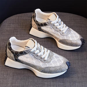 Prix avantageux Nouvelles baskets femme printemps-été en maille synthétique brodée style pieds nus Designer - Product Image 1