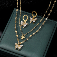 Nouvelle Collection : Parure de Bijoux Unisexe en Alliage de Zinc Plaqué Or avec Pendentif Papillon en Cristal – Collier Double Rangs et Boucles d'Oreilles Créoles