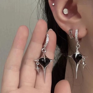 Ensemble de bijoux tendance et élégant avec grand pendentif croix, collier, boucles d'oreilles et accessoires en chaîne à pampilles en métal noir en forme de cœur pour femmes et jeunes filles - Product Image 1