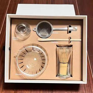 طقم شاي الماتشا الاحتفالي المخصص في صندوق هدايا، مكون من 5 قطع: خفاقة ماتشا، وعاء زجاجي، حامل تشاسن، منخل معدني، وملعقة من الخيزران - Product Image 1