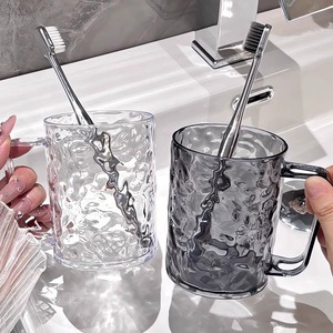 Gobelet à brosse à dents en plastique transparent avec un design amusant pour la salle de bain - Product Image 4