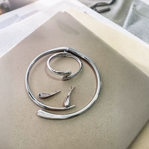 طقم قلادة وسوار معدني هندسي على شكل دمعة بسطح أملس وفتحة زنبركية للنساء بتصميم بانك NSJS-00061 - Product Image 2