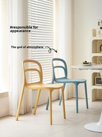 Chaise de salle à manger en plastique de style nordique moderne avec dossier épaissi, empilable, couleur personnalisable pour balcon extérieur et petits espaces