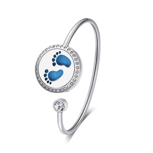 Pulsera de Acero Inoxidable 316L con Colgante de Huella de Perro de 25MM, Brazalete Difusor, Moderno y a la Moda para Niños - Product Image 1