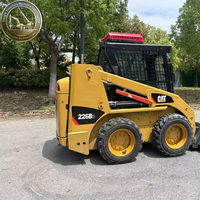 Chargeuse compacte CAT226B3 d'occasion bien entretenue, capacité de charge de 3 tonnes, peu d'heures de fonctionnement, équipement de construction