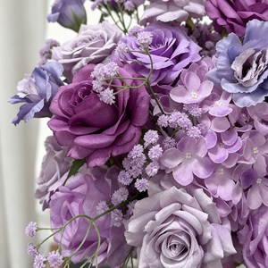 Arreglo Floral Vintage en Tono Morado Oscuro para Decoración de Mesa en Bodas y Fiestas Nupciales - Product Image 3