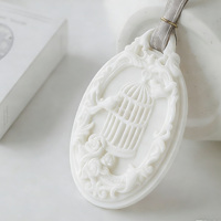 Diffuseur d'huiles essentielles en céramique rond suspendu décoratif pour la maison, logo personnalisé en usine, pierre parfumée en argile