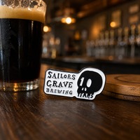 Badge en métal moulé sous pression personnalisé, moderne, avec logo graphique en lettres foncées, en émail dur, pour marque