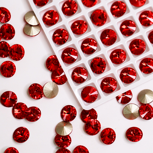 Cristales de Cristal K9 Rivoli Light Siam 3D Ecológicos de Paso Sico para Coser, con Reverso Puntiagudo, para Bolsos, Prendas y Zapatos - Product Image 3