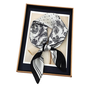 Pañuelo de Seda 70x70 cm con Estampado Digital, Pañuelo Cuadrado Multifuncional para Mujer, Accesorio de Primavera/Verano - Product Image 5