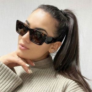 Gafas de Sol Cuadradas Extra Grandes de Moda para Mujer, con Logotipo Personalizado al por Mayor, Gafas de Sol de Ojo de Gato Negras para Mujer - Product Image 1
