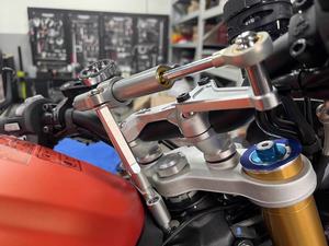 Support de stabilisateur de moto CNC 765RS Support de direction complet pour <span class=keywords><strong>Triump</strong></span> 1200RS 765RS 765R Matériau en alliage d'aluminium - Product Image 5