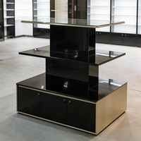 Présentoir de Luxe à Niveaux pour Parfums, Liqueurs et Cosmétiques en Zone Libre, Noir Brillant avec Finition Dorée, Vitrine Verrouillable en Verre Trempé