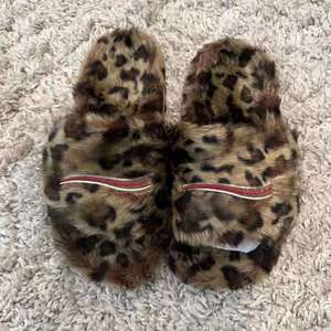 Sandales à plateforme chaudes et antidérapantes pour femme, en fourrure douce multicolore brodée, à bout ouvert, pour intérieur et extérieur - Product Image 4