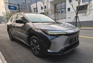 Toyota BZ4X 4WD SUV Eléctrico de Alto Rendimiento PRO, Modo X, Tracción Total, Pantalla de 12.3 Pulgadas, Carga Rápida, Vehículo Familiar de 5 Plazas - Product Image 3