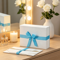 Boîte cadeau rigide pliable en carton blanc personnalisé, matériaux écologiques, montage facile, avec nœud en ruban bleu pour mariage